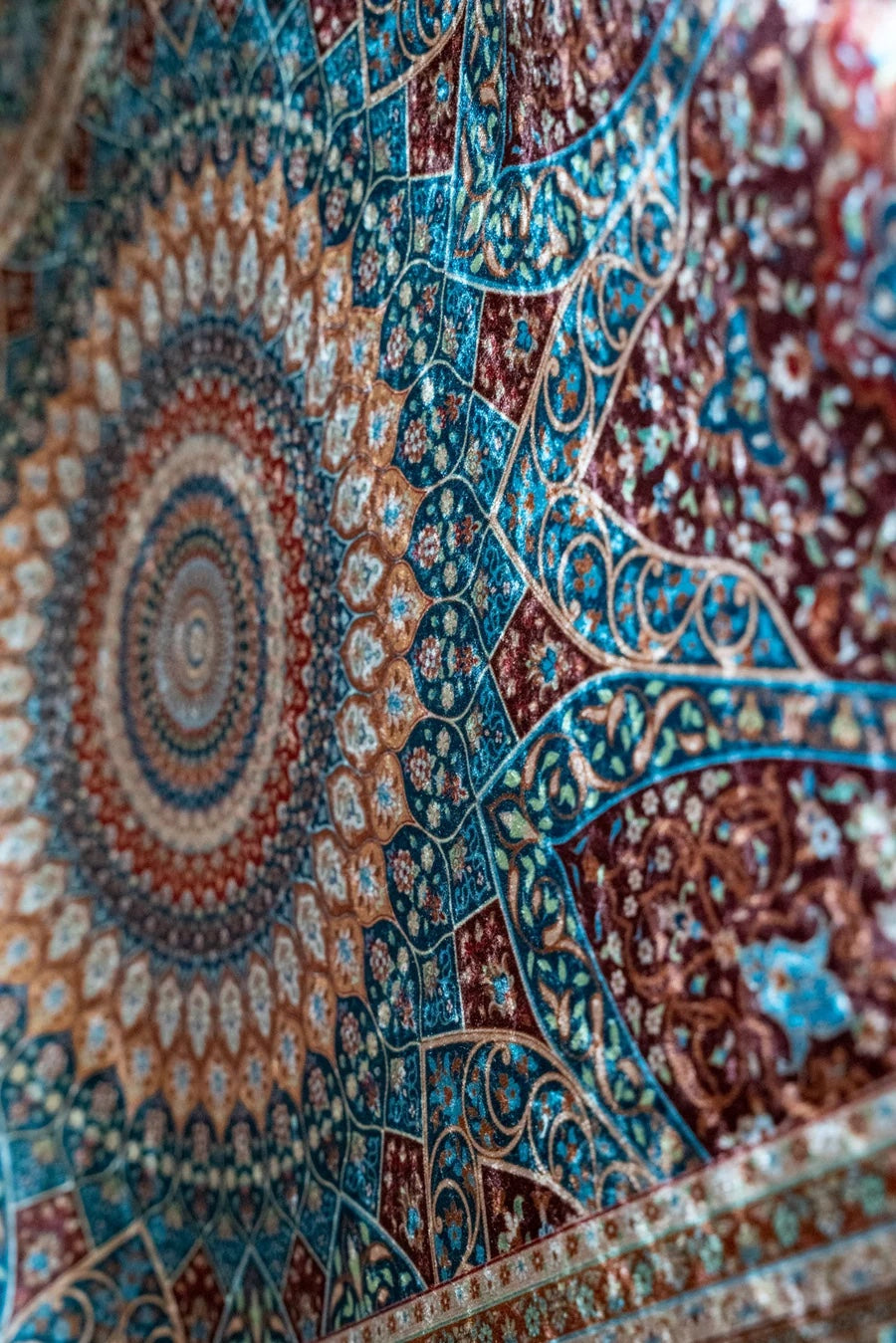 Close-up of the Casual prayer mat medallion in red and teal