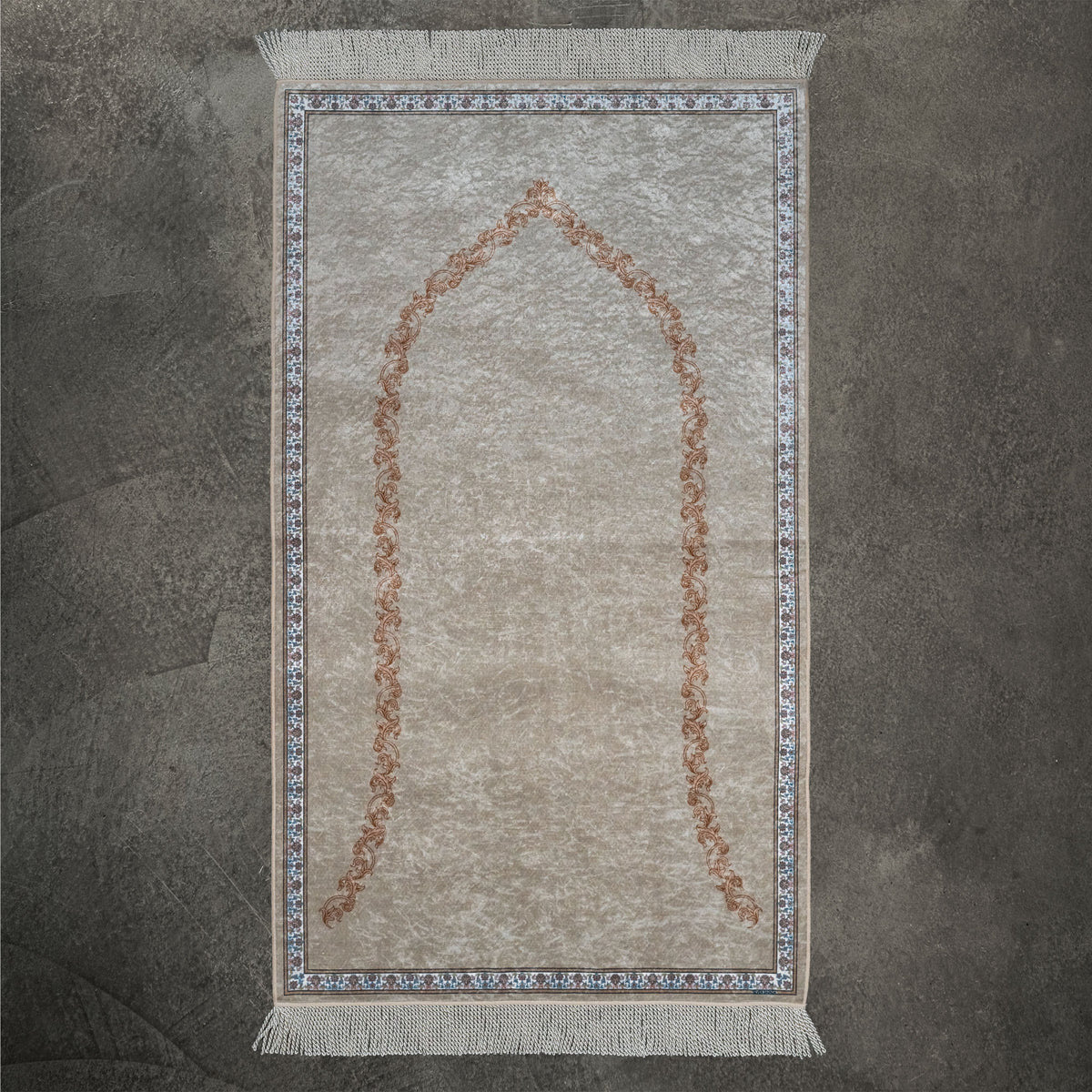Elegant bedetæppe i beige med en fin, blomstret mihrab-bue, set i fuld længde